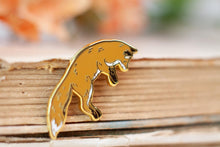 Lade das Bild in den Galerie-Viewer, Emaille Pin - Minipin - Fuchs springend - Tiny Little Forest Kollektion