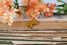 Lade das Bild in den Galerie-Viewer, Emaille Pin - Minipin - Fuchs springend - Tiny Little Forest Kollektion