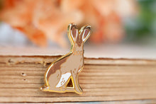 Lade das Bild in den Galerie-Viewer, Emaille Pin - Minipin - Feldhase - Tiny Little Forest Kollektion