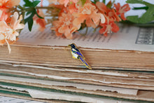 Lade das Bild in den Galerie-Viewer, Emaille Pin - Minipin - Elster - Tiny Little Forest Kollektion