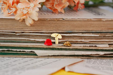 Lade das Bild in den Galerie-Viewer, Emaille Pin - Minipin - Fliegenpilz - Roter Pilz - Tiny Little Forest Kollektion