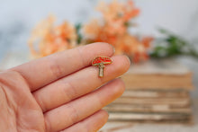 Lade das Bild in den Galerie-Viewer, Emaille Pin - Minipin - Fliegenpilz - Roter Pilz - Tiny Little Forest Kollektion