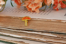 Lade das Bild in den Galerie-Viewer, Emaille Pin - Minipin - Fliegenpilz - Roter Pilz - Tiny Little Forest Kollektion