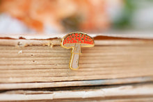 Lade das Bild in den Galerie-Viewer, Emaille Pin - Minipin - Fliegenpilz - Roter Pilz - Tiny Little Forest Kollektion
