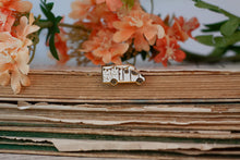 Lade das Bild in den Galerie-Viewer, Emaille Pin - Minipin - Wohnmobil