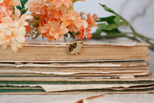 Lade das Bild in den Galerie-Viewer, Emaille Pin - Minipin - Igel - Tiny Little Forest Kollektion