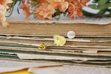 Lade das Bild in den Galerie-Viewer, Emaille Pin - Minipin - Igel - Tiny Little Forest Kollektion