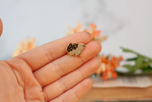 Lade das Bild in den Galerie-Viewer, Emaille Pin - Minipin - Igel - Tiny Little Forest Kollektion