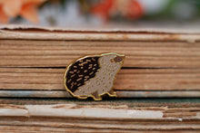 Lade das Bild in den Galerie-Viewer, Emaille Pin - Minipin - Igel - Tiny Little Forest Kollektion
