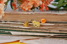 Lade das Bild in den Galerie-Viewer, Emaille Pin - Minipin - Wolf - Tiny Little Forest Kollektion