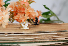 Lade das Bild in den Galerie-Viewer, Emaille Pin - Minipin - Rabe - Tiny Little Forest Kollektion