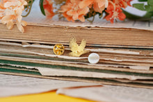 Lade das Bild in den Galerie-Viewer, Emaille Pin - Minipin - Rabe - Tiny Little Forest Kollektion