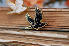 Lade das Bild in den Galerie-Viewer, Emaille Pin - Minipin - Rabe - Tiny Little Forest Kollektion