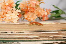 Lade das Bild in den Galerie-Viewer, Emaille Pin - Minipin - Eichhörnchen - Tiny Little Forest Kollektion