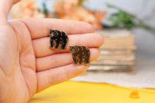 Lade das Bild in den Galerie-Viewer, Emaille Pin - Minipin - Braunbär Schwarzbär - Tiny Little Forest Kollektion