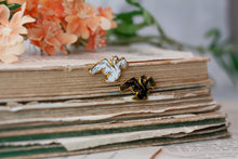 Lade das Bild in den Galerie-Viewer, Emaille Pin - Minipin - Schwan - Schwarz oder Weiß