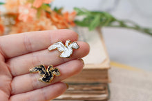 Lade das Bild in den Galerie-Viewer, Emaille Pin - Minipin - Schwan - Schwarz oder Weiß