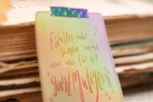 Lade das Bild in den Galerie-Viewer, Vinyl Sticker - Fühlen für die ganz Mutigen - Aufkleber mit Spruch Affirmation - Handgemalte Illustration - Holografischer Aufkleber