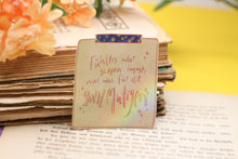 Lade das Bild in den Galerie-Viewer, Vinyl Sticker - Fühlen für die ganz Mutigen - Aufkleber mit Spruch Affirmation - Handgemalte Illustration - Holografischer Aufkleber