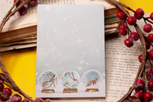 Lade das Bild in den Galerie-Viewer, Notizblock - Schneekugeln Vögel, Fuchs, Eichhörnchen - A6 Blanko 50 Seiten - Eigene Illustration - Winter, Weihnachten, Adventskalender