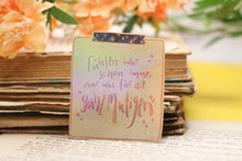 Lade das Bild in den Galerie-Viewer, Vinyl Sticker - Fühlen für die ganz Mutigen - Aufkleber mit Spruch Affirmation - Handgemalte Illustration - Holografischer Aufkleber