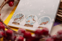 Lade das Bild in den Galerie-Viewer, Notizblock - Schneekugeln Vögel, Fuchs, Eichhörnchen - A6 Blanko 50 Seiten - Eigene Illustration - Winter, Weihnachten, Adventskalender
