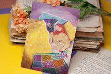 Lade das Bild in den Galerie-Viewer, Postkarte - Frau mit Hund lesend - Golden Retriever - Eigene Illustration - Handgemalt