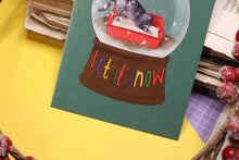 Lade das Bild in den Galerie-Viewer, Postkarte - Let it snow - Weihnachtskarte Katzenklo - Katzentoilette Graue Katze - Lustige Karte Weihnachten - Eigene Illustration