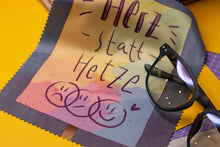 Lade das Bild in den Galerie-Viewer, Microfasertuch - Herz statt Hetze - Demoplakat - Haltung zeigen gegen Rechts - für Brillen, Handys und Objektive - Eigene Illustration