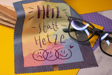 Lade das Bild in den Galerie-Viewer, Microfasertuch - Herz statt Hetze - Demoplakat - Haltung zeigen gegen Rechts - für Brillen, Handys und Objektive - Eigene Illustration