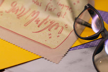 Lade das Bild in den Galerie-Viewer, Reinigungstuch - Fühlen Mutig - Notiz Affirmation - Microfasertuch für Brillen, Handys und Objektive - Eigene Illustration - lustiger Spruch