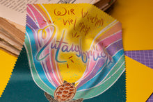 Lade das Bild in den Galerie-Viewer, Reinigungstuch - Mutausbrüche - Schildkröte - Microfasertuch für Brillen, Handys und Objektive - Eigene Illustration - lustiger Spruch