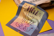 Lade das Bild in den Galerie-Viewer, Microfasertuch - Herz statt Hetze - Demoplakat - Haltung zeigen gegen Rechts - für Brillen, Handys und Objektive - Eigene Illustration