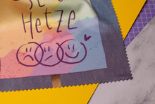 Lade das Bild in den Galerie-Viewer, Microfasertuch - Herz statt Hetze - Demoplakat - Haltung zeigen gegen Rechts - für Brillen, Handys und Objektive - Eigene Illustration