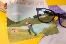 Lade das Bild in den Galerie-Viewer, Microfasertuch - Wandern - mit Spruch - für Brillen, Handys, Objektive - Edersee - Miese Tage Wanderschuhe - Eigene Illustration