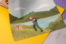 Lade das Bild in den Galerie-Viewer, Microfasertuch - Wandern - mit Spruch - für Brillen, Handys, Objektive - Edersee - Miese Tage Wanderschuhe - Eigene Illustration
