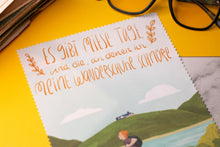 Lade das Bild in den Galerie-Viewer, Microfasertuch - Wandern - mit Spruch - für Brillen, Handys, Objektive - Edersee - Miese Tage Wanderschuhe - Eigene Illustration