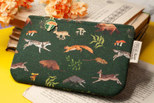 Lade das Bild in den Galerie-Viewer, Reißverschlusstasche mit Waldtieren - kleine Baumwoll Tasche mit Anhänger - Selbst illustriert und genäht - Handarbeit