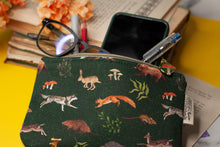Lade das Bild in den Galerie-Viewer, Reißverschlusstasche mit Waldtieren - kleine Baumwoll Tasche mit Anhänger - Selbst illustriert und genäht - Handarbeit