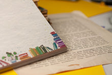 Lade das Bild in den Galerie-Viewer, Notizblock - Regenbogen Bücherregal - A6 50 Seiten - Eigene Illustration - Kleinigkeit als Geschenk