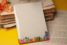 Lade das Bild in den Galerie-Viewer, Magnet - Immerwährender Notizzettel - kleines Whiteboard mit Regenbogen Büchern - Eigene Illustration - Nützliches Geschenk