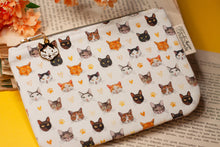 Lade das Bild in den Galerie-Viewer, Reißverschlusstasche mit Katzen - kleine Baumwoll Tasche mit Anhänger - Selbst illustriert und genäht - Handarbeit