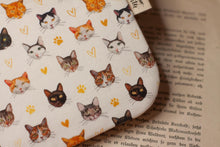 Lade das Bild in den Galerie-Viewer, Reißverschlusstasche mit Katzen - kleine Baumwoll Tasche mit Anhänger - Selbst illustriert und genäht - Handarbeit