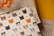 Lade das Bild in den Galerie-Viewer, Reißverschlusstasche mit Katzen - kleine Baumwoll Tasche mit Anhänger - Selbst illustriert und genäht - Handarbeit