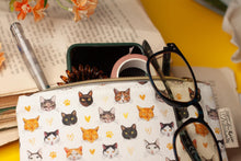 Lade das Bild in den Galerie-Viewer, Reißverschlusstasche mit Katzen - kleine Baumwoll Tasche mit Anhänger - Selbst illustriert und genäht - Handarbeit