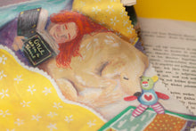Lade das Bild in den Galerie-Viewer, Reinigungstuch - Frau mit Hund lesend - Gemütlich im Bett - Microfasertuch für Brillen, Handys und Objektive - Eigene Illustration