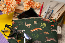 Lade das Bild in den Galerie-Viewer, Reißverschlusstasche mit Waldtieren - kleine Baumwoll Tasche mit Anhänger - Selbst illustriert und genäht - Handarbeit