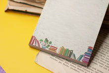 Lade das Bild in den Galerie-Viewer, Notizblock - Regenbogen Bücherregal - A6 50 Seiten - Eigene Illustration - Kleinigkeit als Geschenk