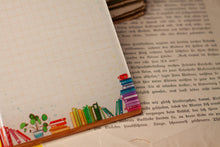 Lade das Bild in den Galerie-Viewer, Magnet - Immerwährender Notizzettel - kleines Whiteboard mit Regenbogen Büchern - Eigene Illustration - Nützliches Geschenk
