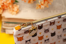 Lade das Bild in den Galerie-Viewer, Reißverschlusstasche mit Katzen - kleine Baumwoll Tasche mit Anhänger - Selbst illustriert und genäht - Handarbeit